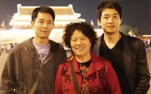 爱优配 郭晓东北漂逆袭成名，哥哥默默支持，妻子差异却让人意外